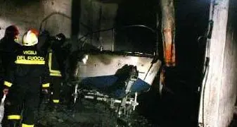 Incendiata nel garage l'auto di un agente penitenziario agli alloggi di servizio di Spini