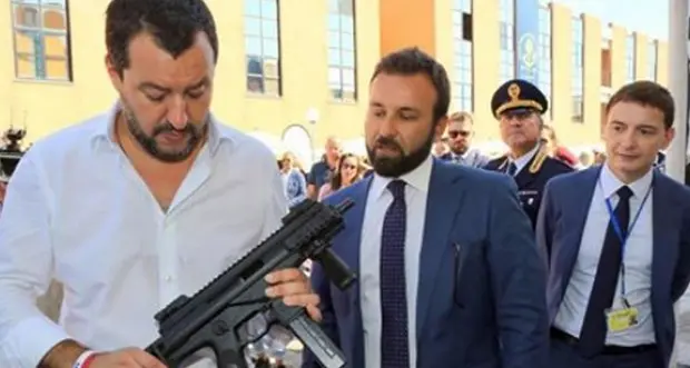 «Noi siamo armati»: bufera sullo spin doctor di Salvini