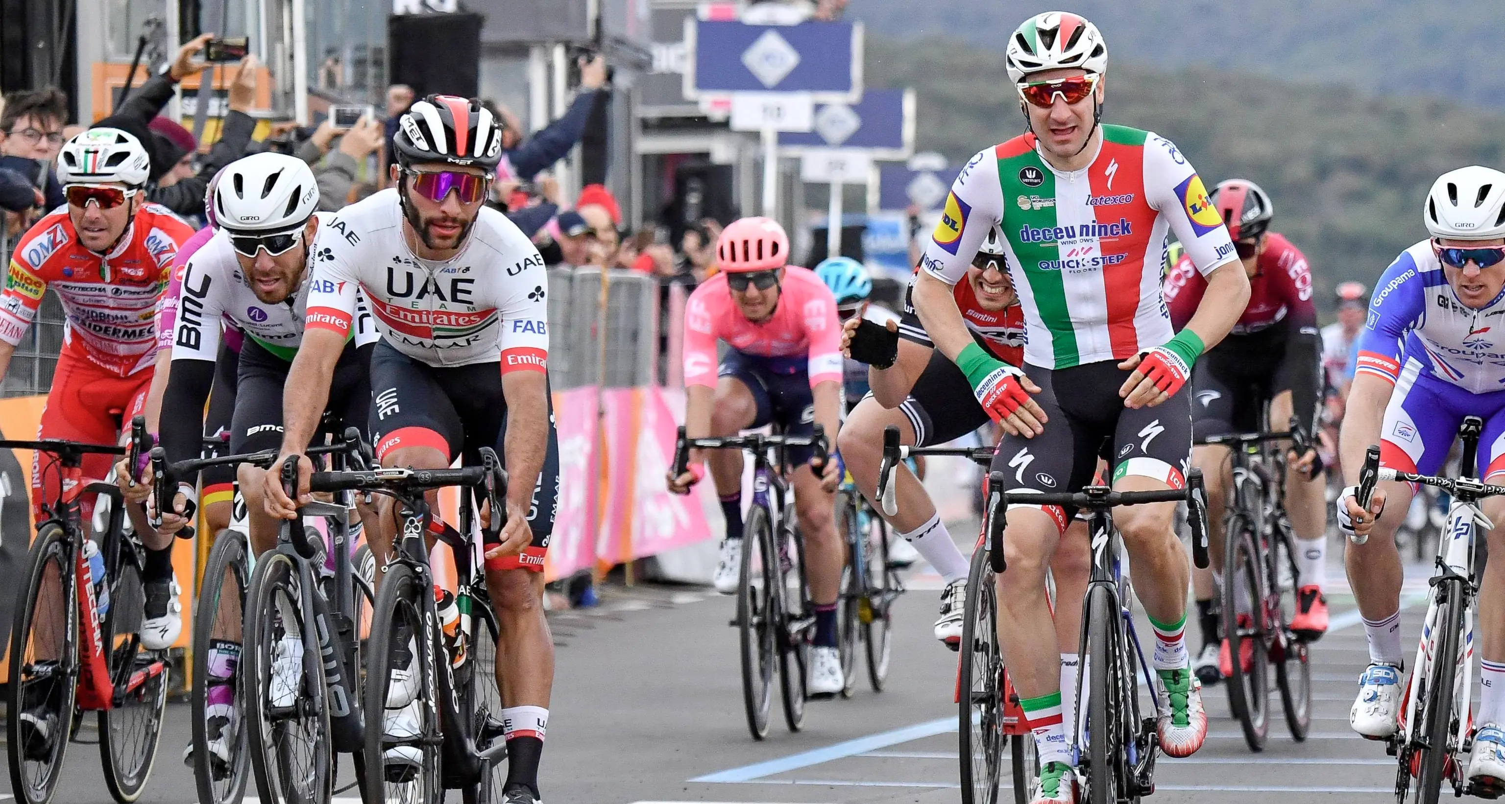 Giro d'Italia, tappa col Var squalificato Viviani, vince Gaviria, ma dice \"non è giusto\"