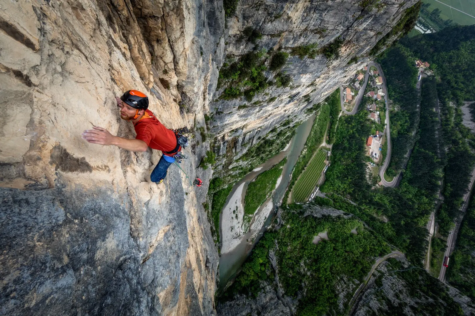 Robert Krotky und Rosalie Klaus in La Caduta Degli Dei 7c (7b obl.)/S3/III .Klettern und Lifestyle in Arco und Umgebung, Arco, Trentino, Italien.