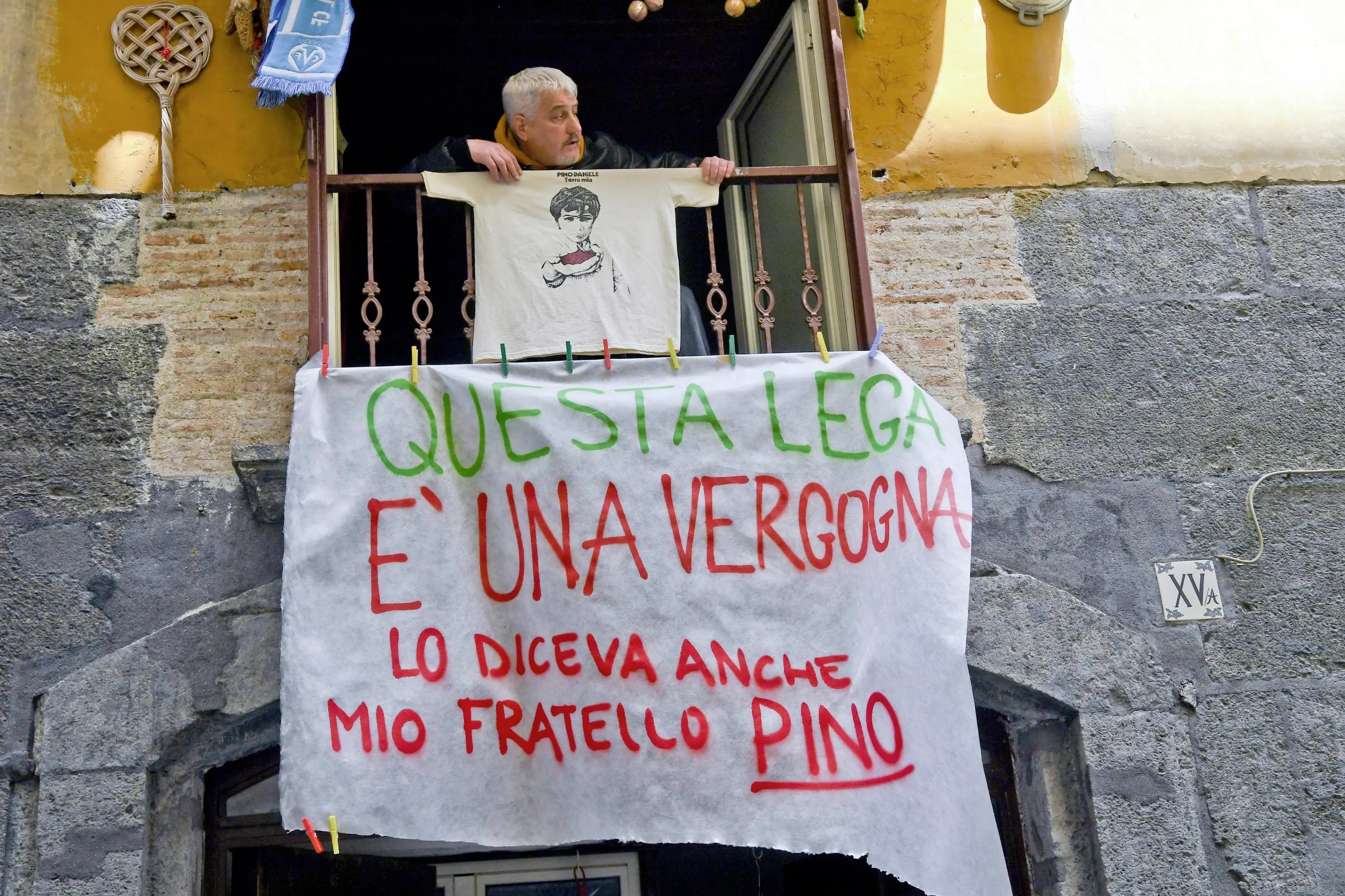 Salvatore, il fratello di Pino Daniele, ha partecipato alla contestazione degli striscioni contro il ministro dell'Interno, Matteo Salvini, che oggi è atteso a Napoli per prendere parte al Comitato per l'ordine e la sicurezza pubblica. Dal balconcino della sua casa, in San Giovanni Maggiore Pignatelli, nel centro storico di Napoli, ha esposto la scritta: \\\"Questa Lega è una vergogna, lo diceva anche mio fratello Pino\\\", 16 maggio 2019 ANSA / CIRO FUSCO