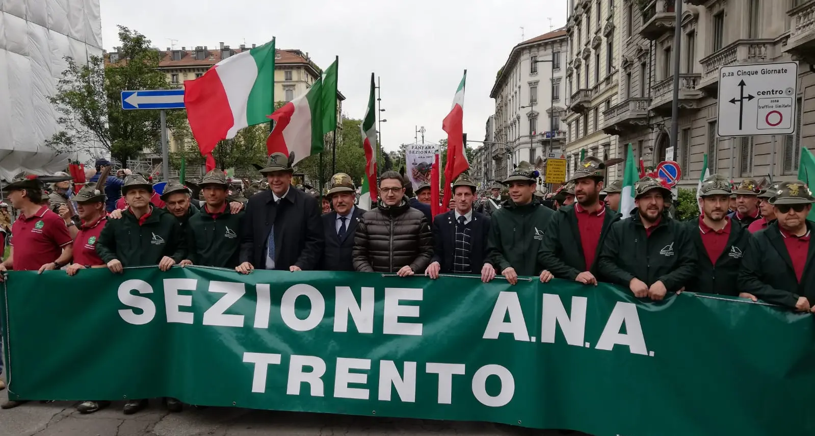 Conclusa la sfilata dei trentini per loro applausi all'Adunata di Milano GUARDA I VIDEO DEL LORO CORTEO