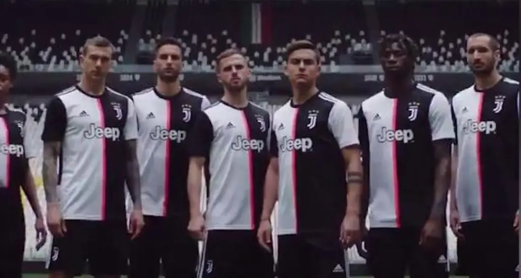 Nuova maglia della Juventus addio alle righe verticali (e nel video manca #CR7)