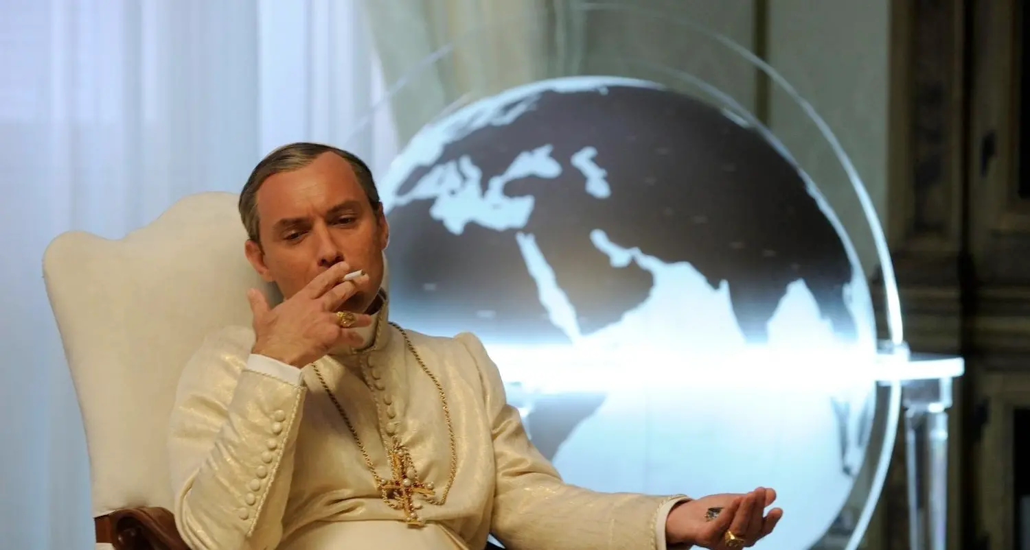 Sul set di The New Pope gara di eleganza tra Law e Malkovich