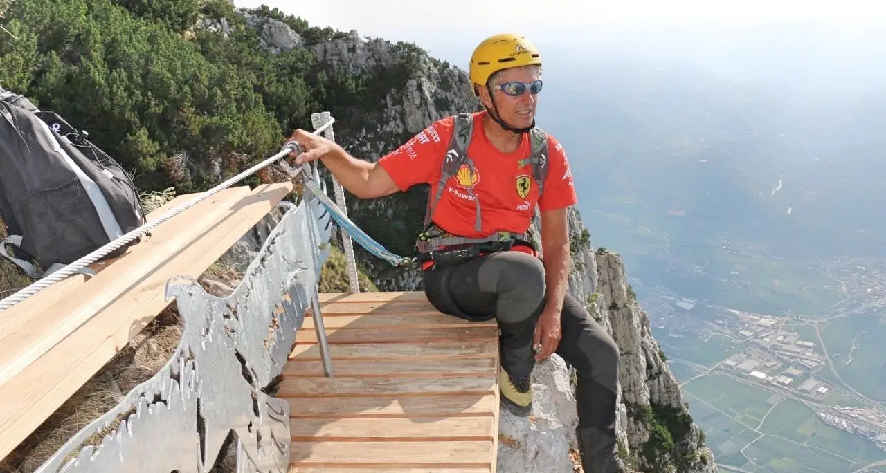 La panchina mozzafiato e un ponte tibetano sul Sentiero delle Aquile