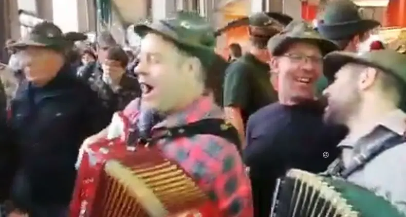Adunata alpina a Milano si balla e si canta con Baselga e Segonzano