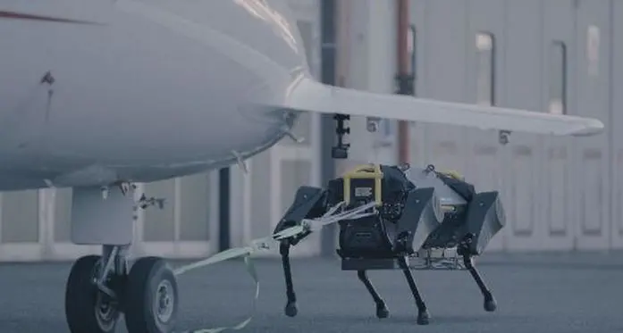 Il robot italiano traina aereo da 3 tonnellate