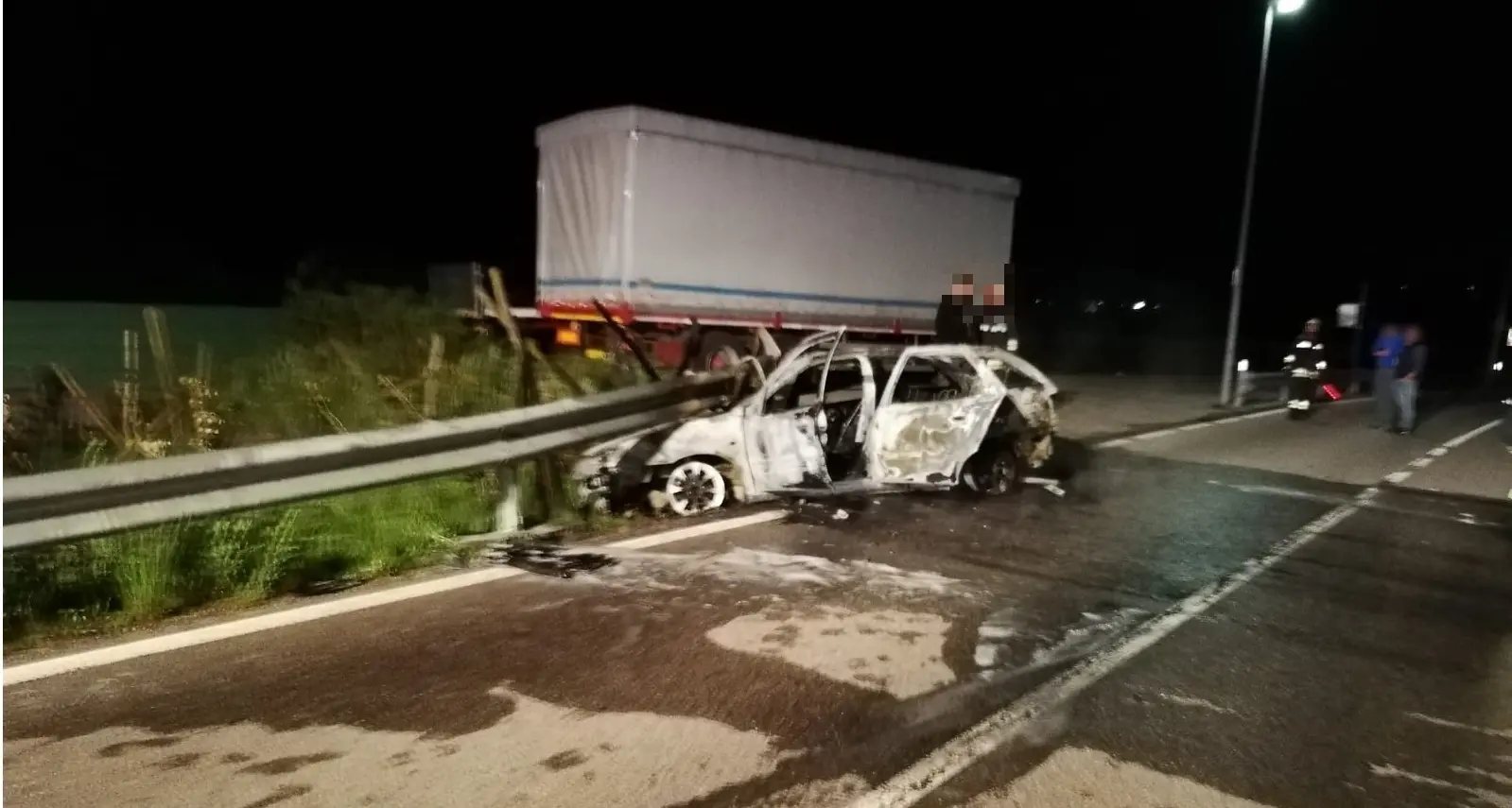 Esce di strada a Marter: l'auto a Gpl si incendia il guidatore esce in tempo