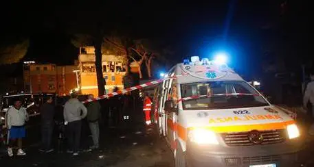 Cade su porta a vetri, morto dissanguato