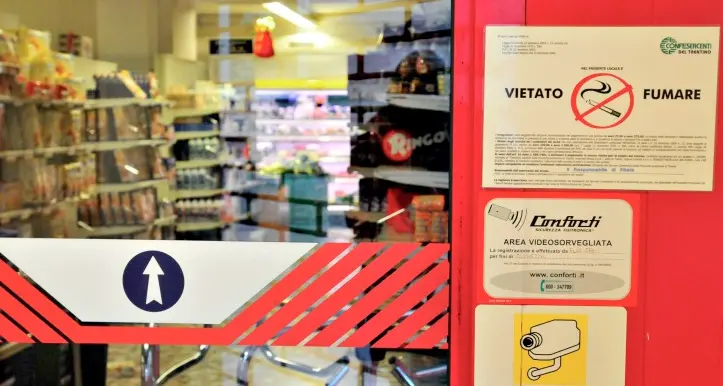 Supermercati Poli: troppi furti dagli scaffali 30 euro in busta paga ai dipendenti detective che segnalano un ladro in azione
