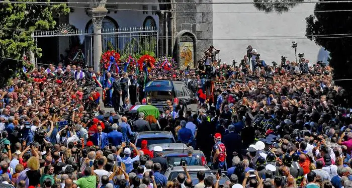 Folla e commozione al funerale del carabiniere ucciso a Roma