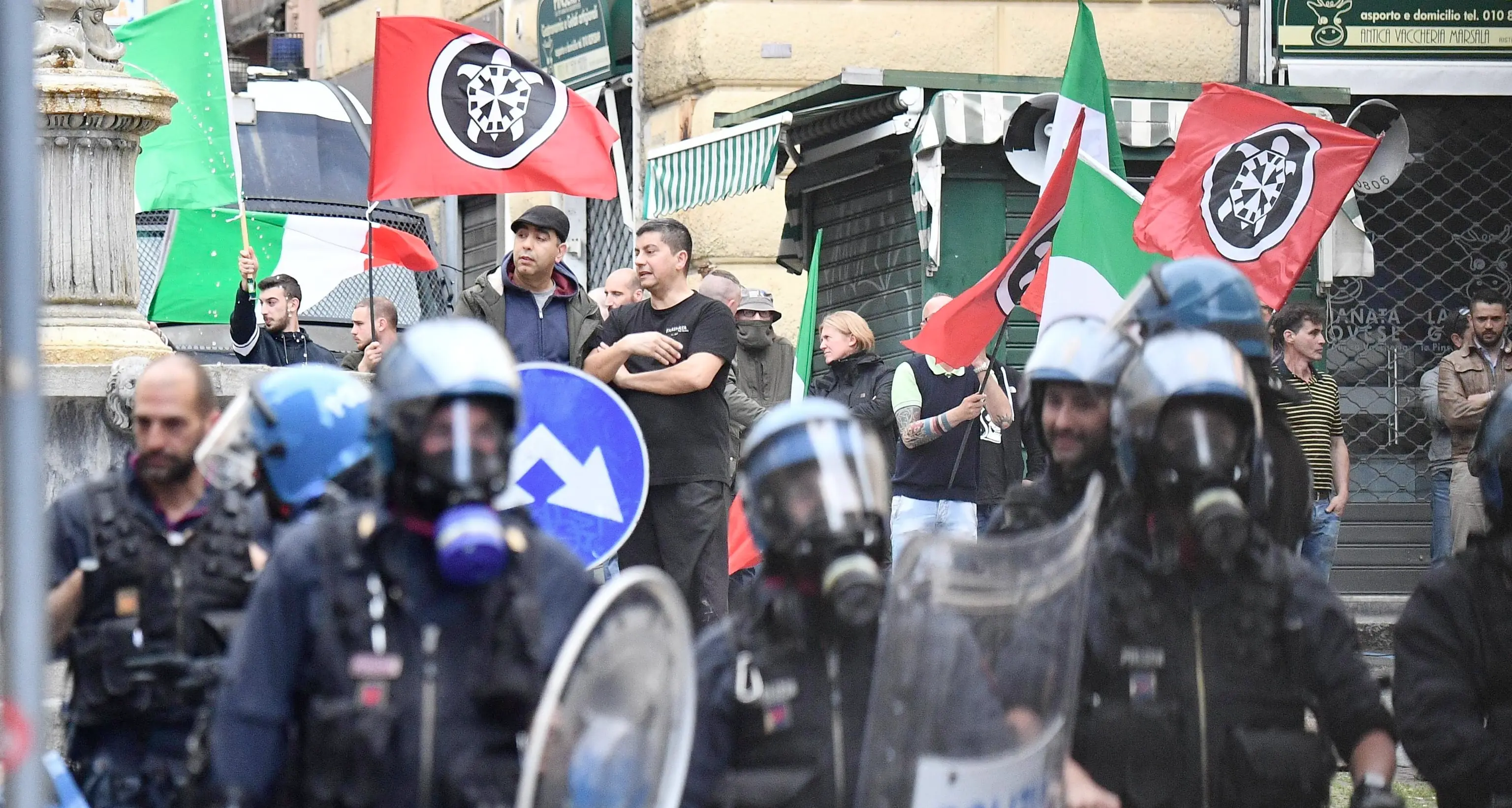 Casa Pound a Genova, la polizia carica il corteo antifascista e ferisce un giornalista: proteste