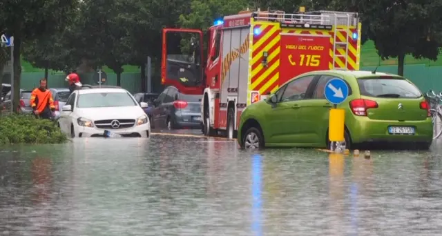Grandinata anche in città a Trento Via Degasperi chiusa davanti al Big Center Allagato l'ingresso del S. Chiara - VIDEO