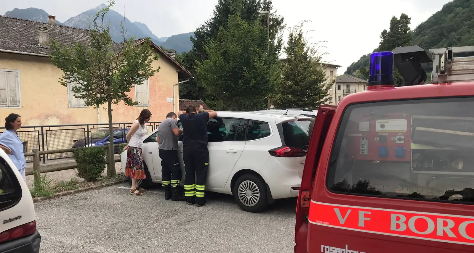 Bimba di due mesi bloccata nell'auto con le chiavi dentro