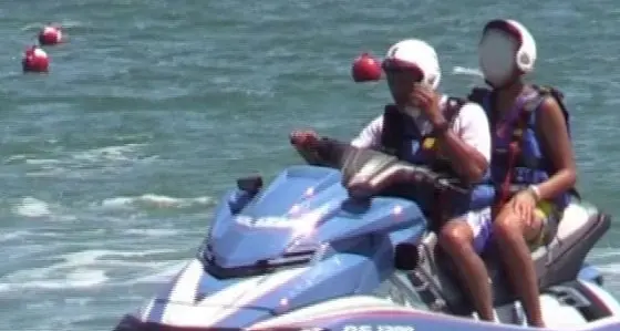 Il figlio di Salvini si fa un giro sulla moto d'acqua della Polizia Il ministro: \"Errore mio\", ma è polemica