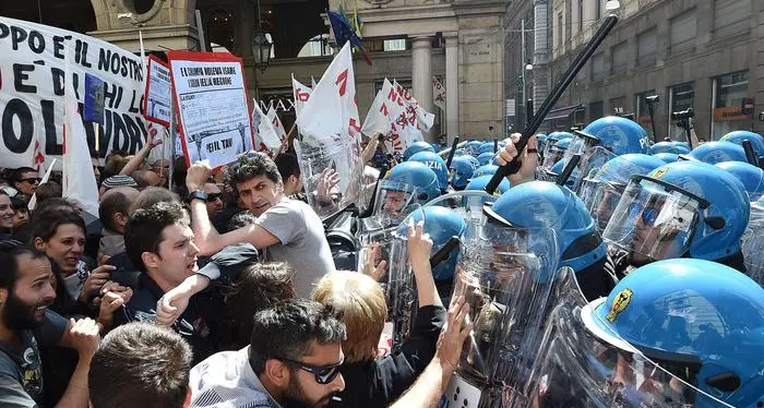 Corteo e tensione a Torino: tre feriti tra manifestanti e agenti
