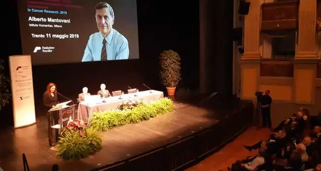 Premio Pezcoller a Mantovani «Contro i tumori integreremo terapia immunologica, radio e chemio»