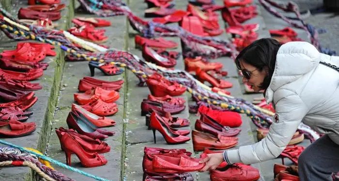 Nuovo reato: fino a 14 anni a chi sfregia una donna