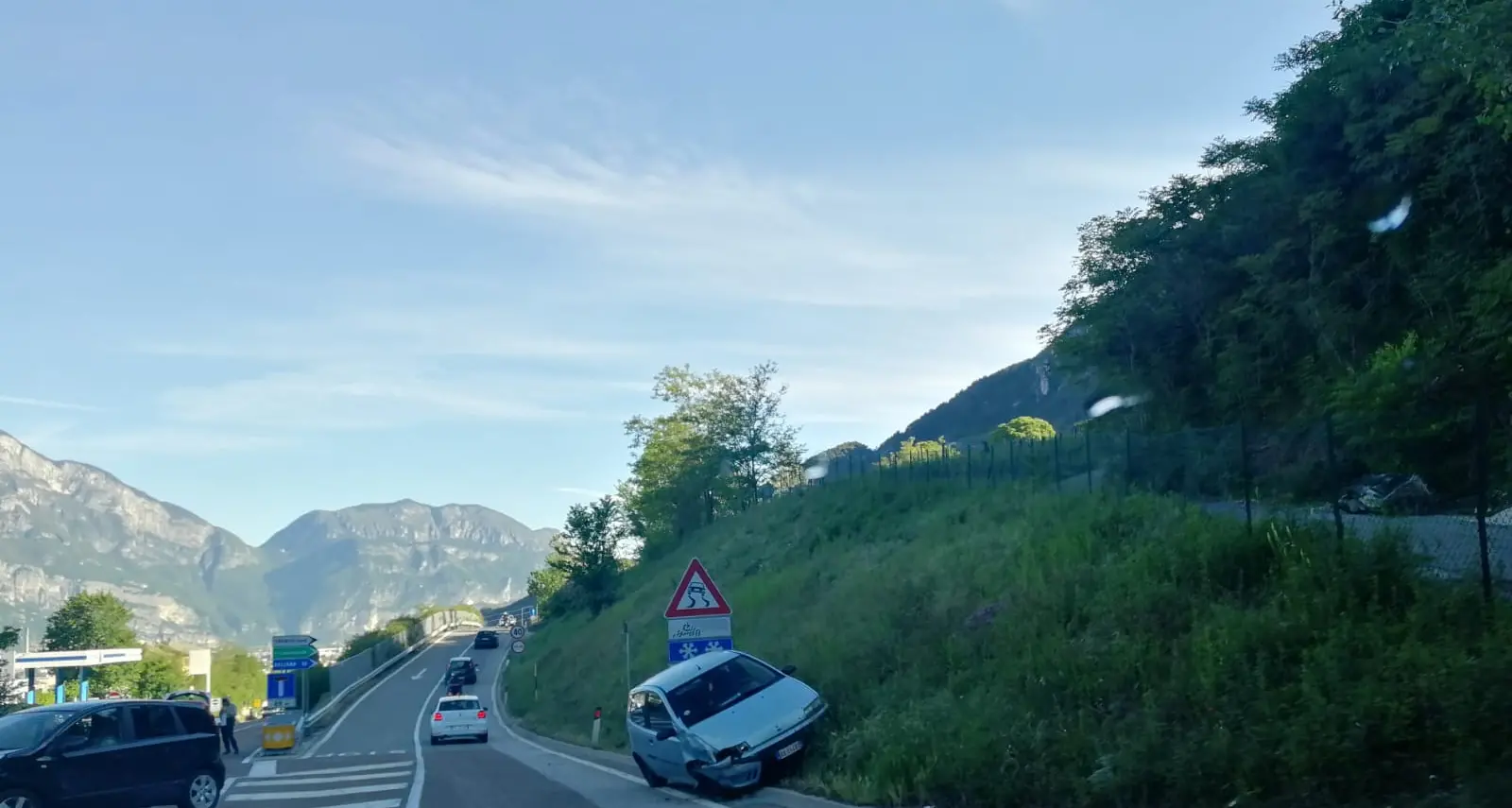 Incidente in via Bassano sulla tangenziale di Trento due auto si scontrano