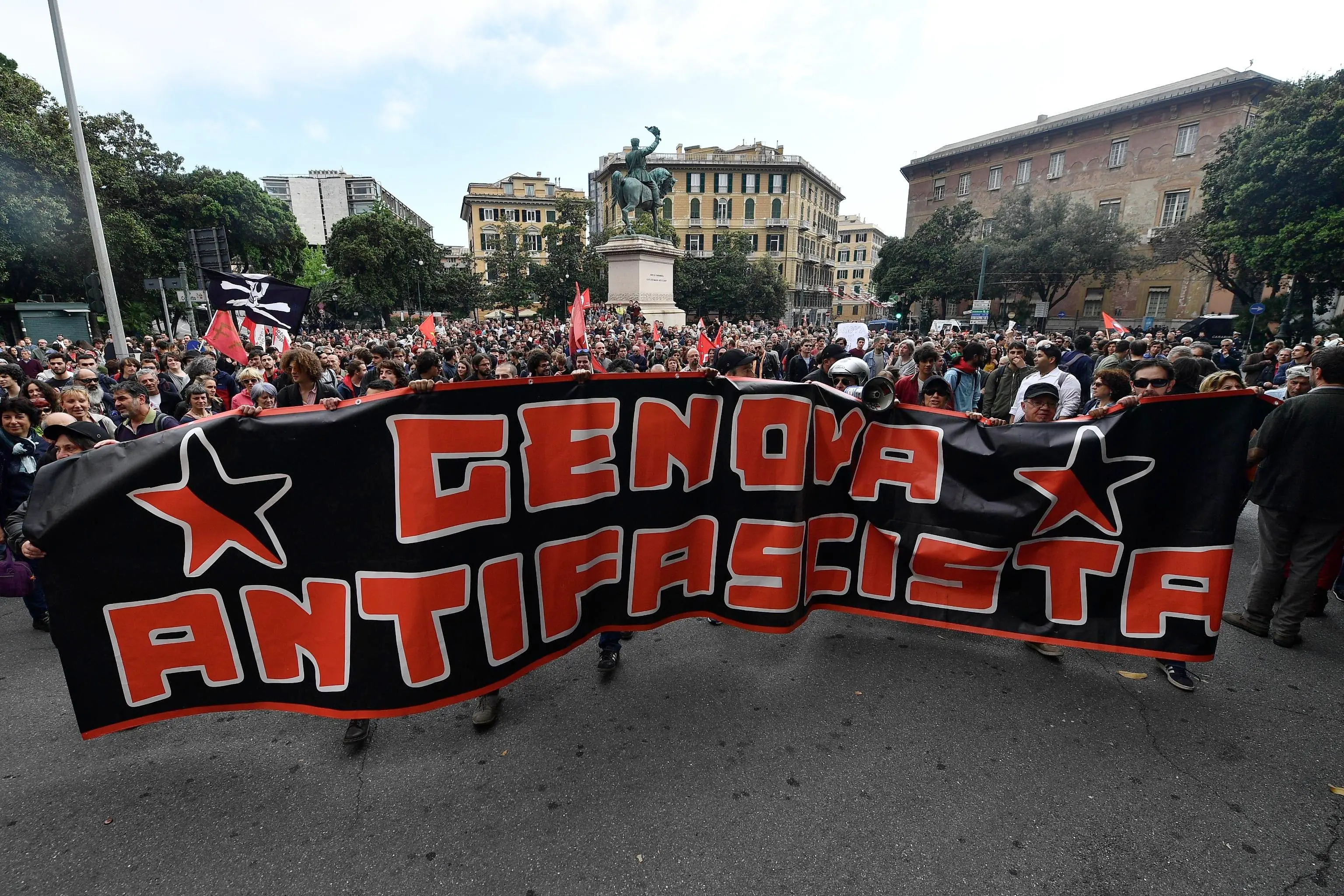 Un momento del manifestazione antifascista contro il comizio di Casapound, Genova, 23 maggio 2019. ANSA/LUCA ZENNARO