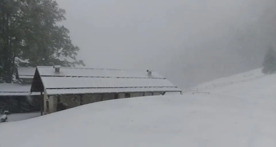 Furiosa bufera di neve e vento, il VIDEO di Malga Kraun