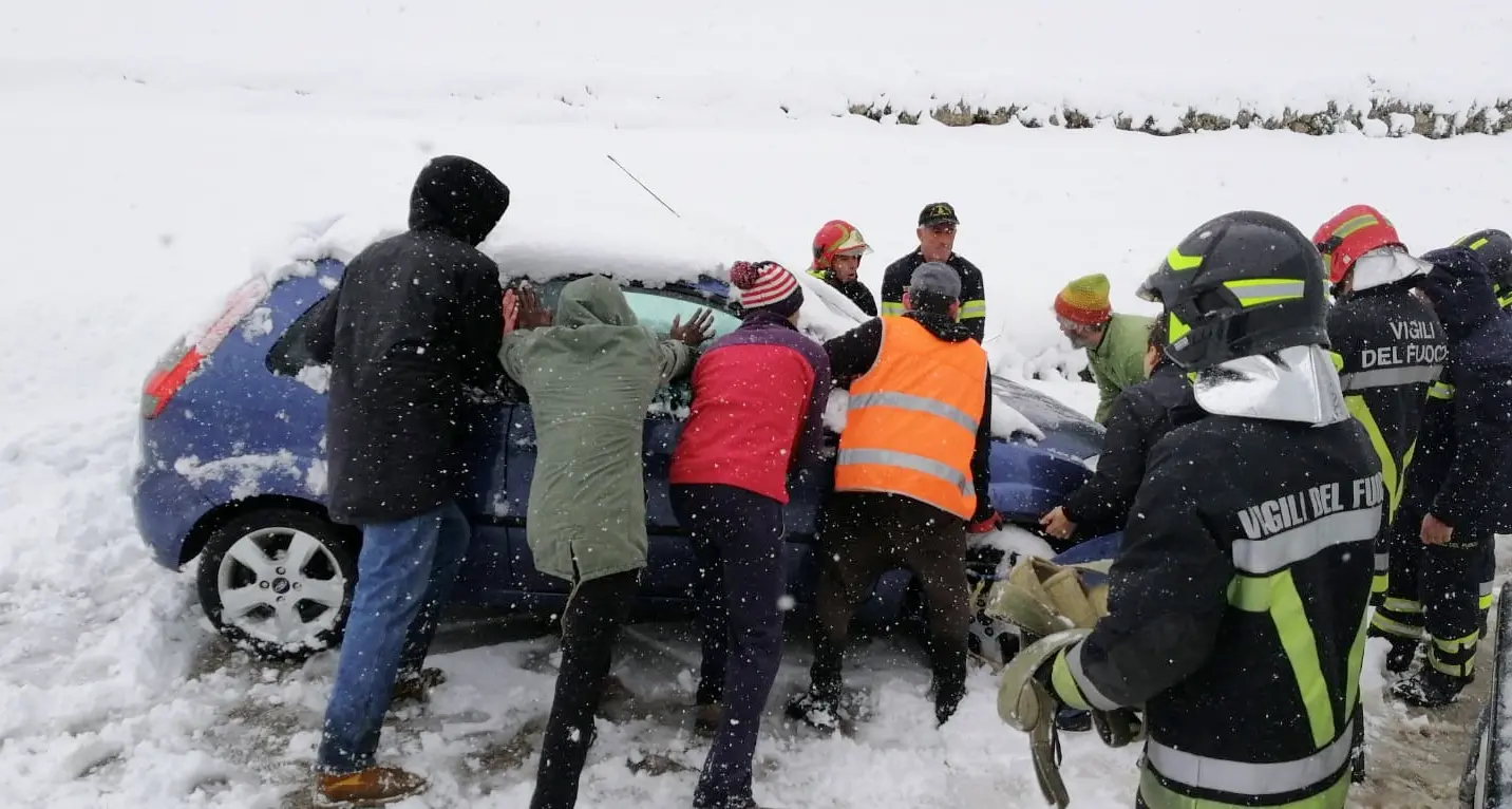 Cento giovani bloccati dalla neve dopo il rave party Liberati e salvati dai vigili del fuoco