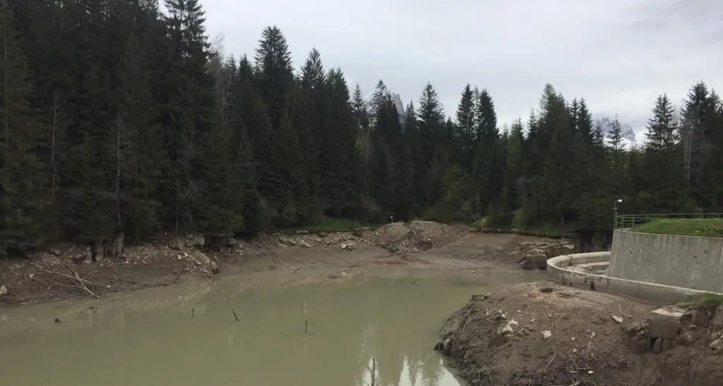 Si svuota il lago di Pezzé e l'Avisio soffre lo svaso: l'allarme dei pescatori