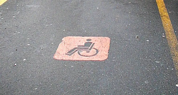 Parcheggia su stallo disabili I carabinieri sedano la lite
