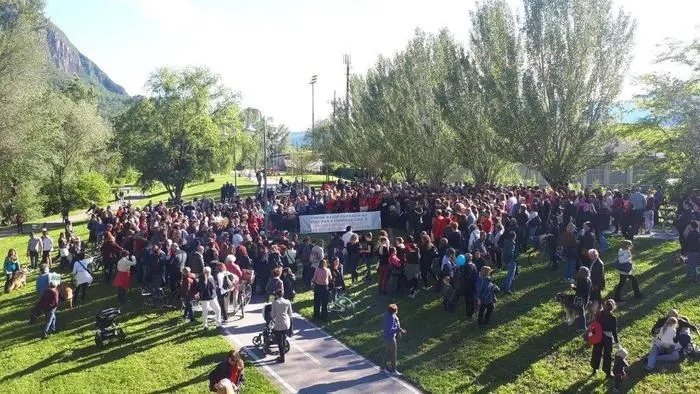 Bolzano - Presidio stupro 15enne a Bolzano, la città manifesta contro violenza alle donne.