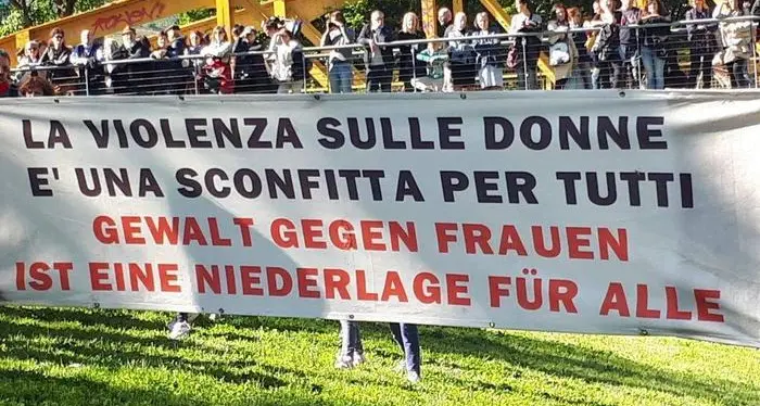 In strada contro la violenza dopo lo stupro della ragazza