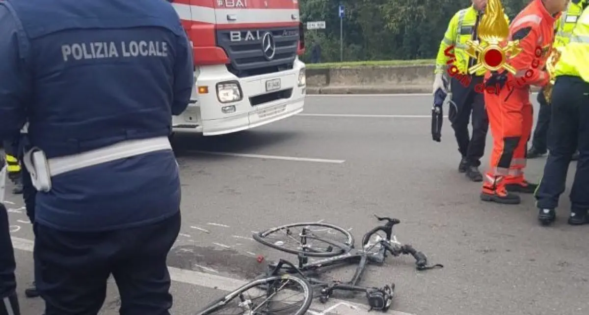 Ciclista ucciso da un camion: preso il ladro che a Roma ha rubato il portafogli al cadavere