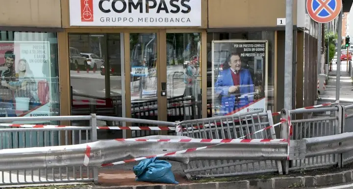 Si schianta a tutta velocità contro il guard rail