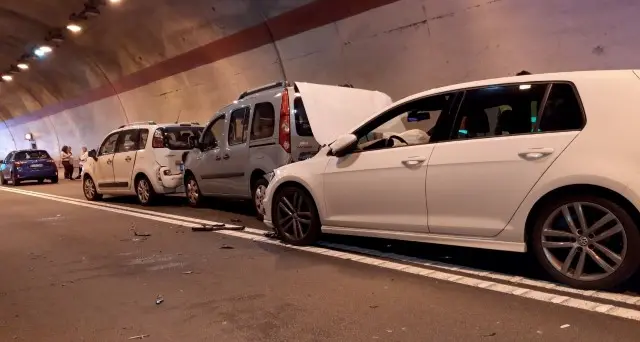 Tamponamento a 4 in galleria Feriti lievi, traffico in tilt