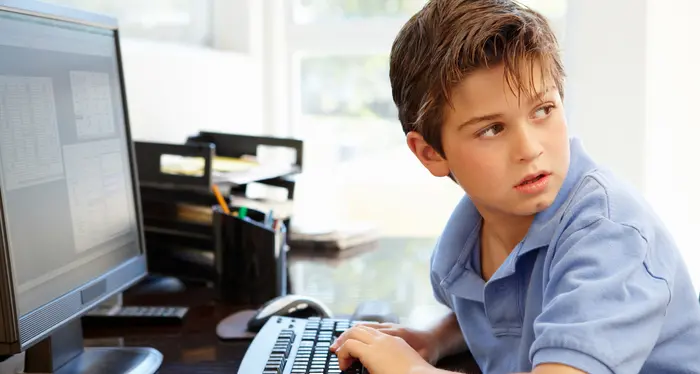 La ricerca sugli adolescenti: i \"social\" sul computer non danno la felicità
