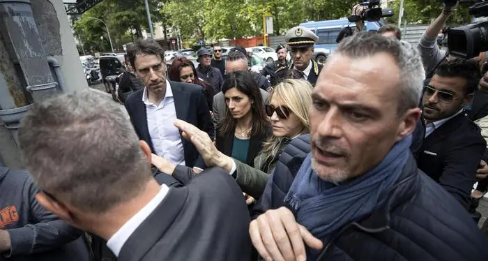 Raggi dalla famiglia rom sotto assedio «Casa legalmente assegnata» Ma Di Maio la critica: prima gli italiani