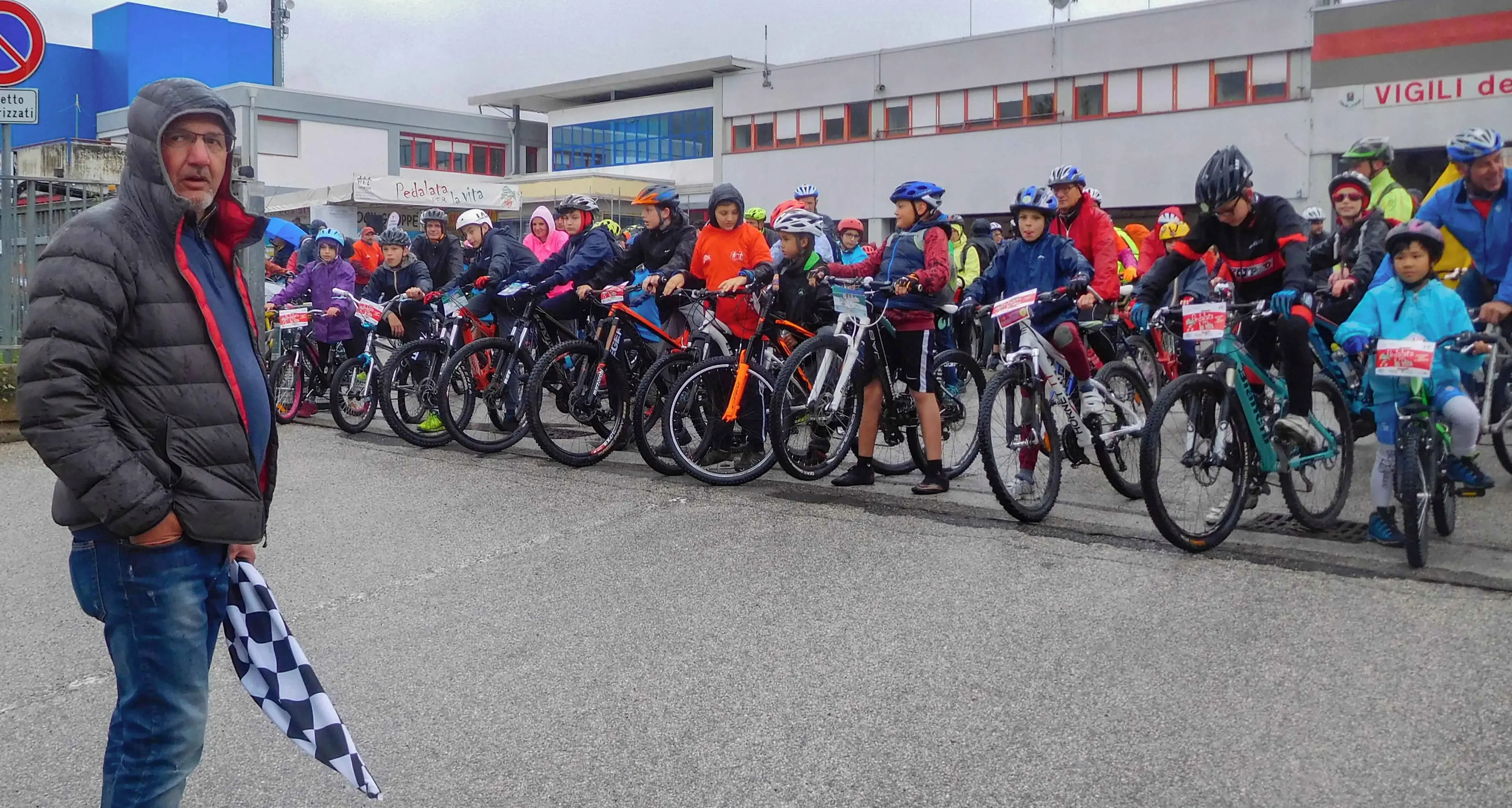 La «Pedalata per la vita» ha sfidato anche la pioggia: in 450 sui pedali per l'Ail