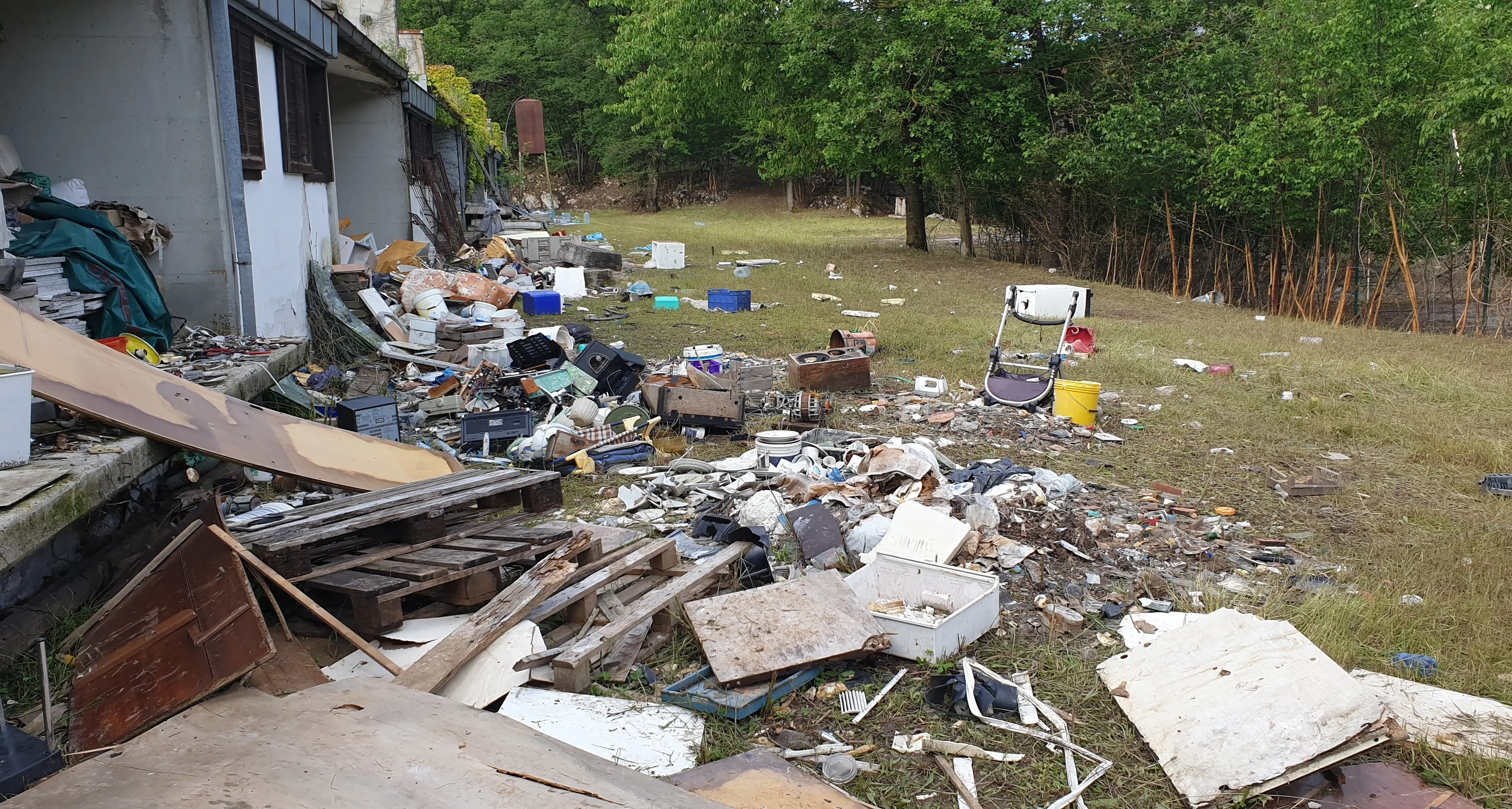 Cadine, finanza e polizia locale sequestrano una discarica abusiva