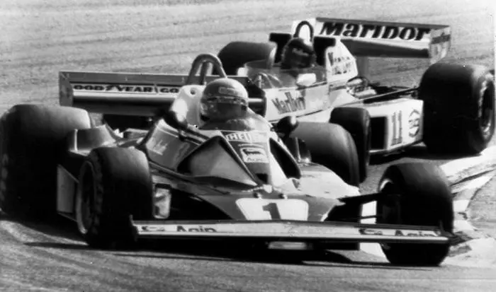 Il pilota austriaco della Ferrari, Niki Lauda (S), impegnato nel Gran Premio di Spagna a Madrid, 2 maggio 1976. Alle sue spalle il pilota inglese, James Hunt su McLaren-Ford Cosworth, che si aggiudica la corsa. Inizialmente il pilota britannico venne squalificato per un'irregolarita' tecnica sulla sua monoposto. La vittoria gli venne assegnata il 5 luglio e confermata definitivamente il 24 settembre. ANSA