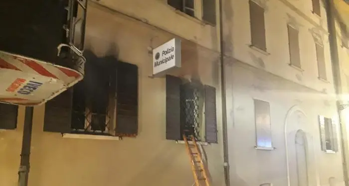 Incendio doloso nella caserma della polizia locale a Mirandola Due morti in una casa vicina