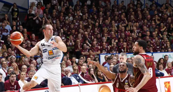 L'Aquila parte a razzo e si illude Ma vince la Reyer 67-57