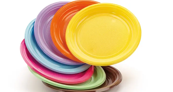Dal 2021 banditi piatti posate e cannucce di plastica
