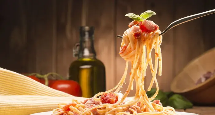 La pasta di sera fa male? Non è vero. Per «Lancet» rilassa e fa dormire