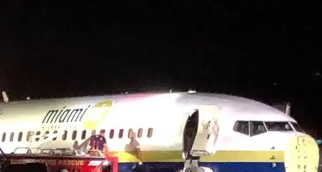 Boeing 737 finisce fuori pista e \"atterra\" nel fiume in Florida