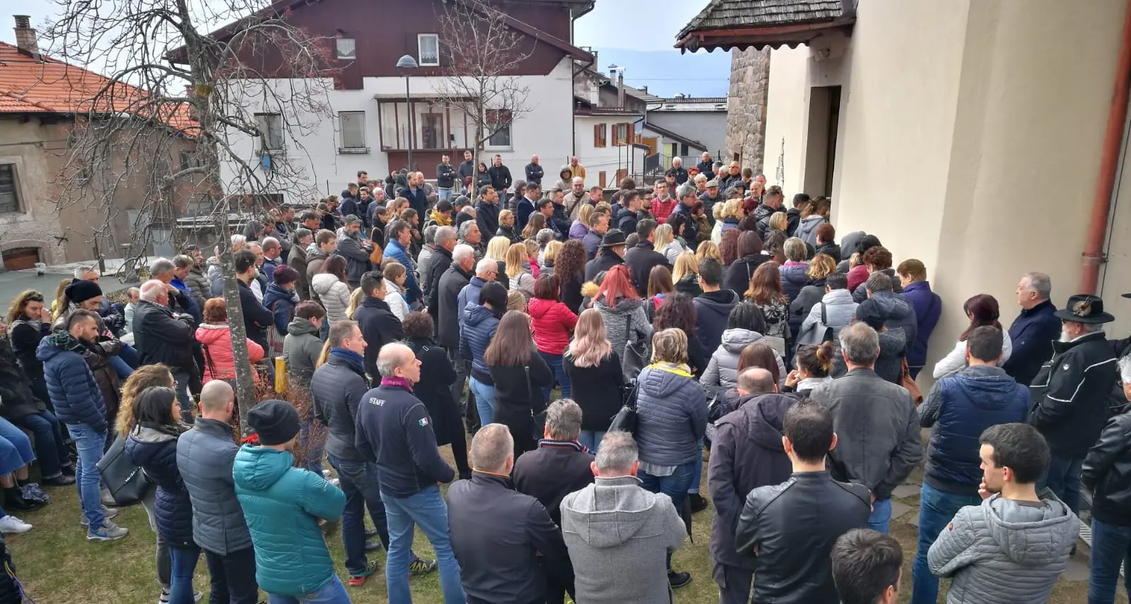 Un'intera comunità per l'ultimo saluto a Eric A Montesover l'abbraccio a papà Mattia e mamma Giusy