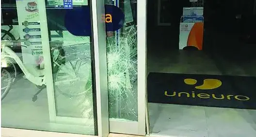 Mezzolombardo, ladri acrobati colpiscono di notte all'Unieuro