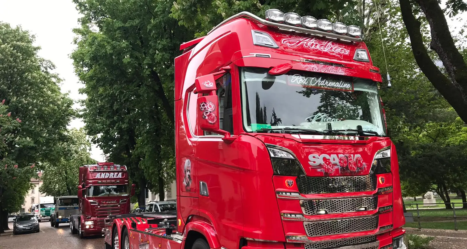 La sfilata dei giganti Scania per le vie di Trento