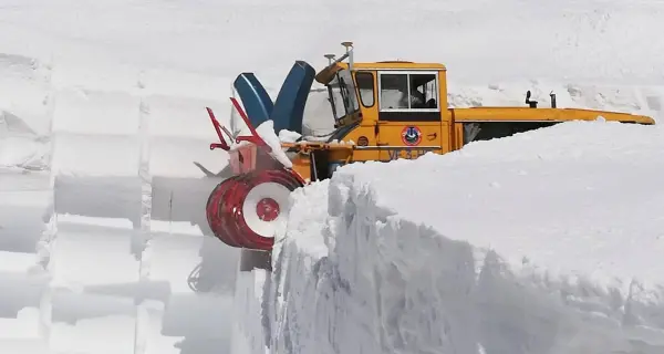 Fino a 12 metri di neve sulla strada del passo Rombo