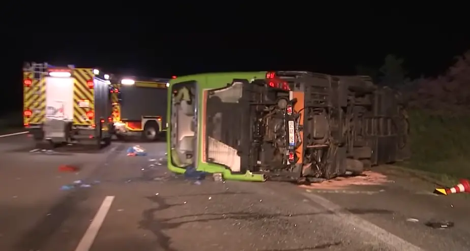 Si rovescia un Flixbus in Germania muore una donna di Trento feriti gravi anche i suoi familiari