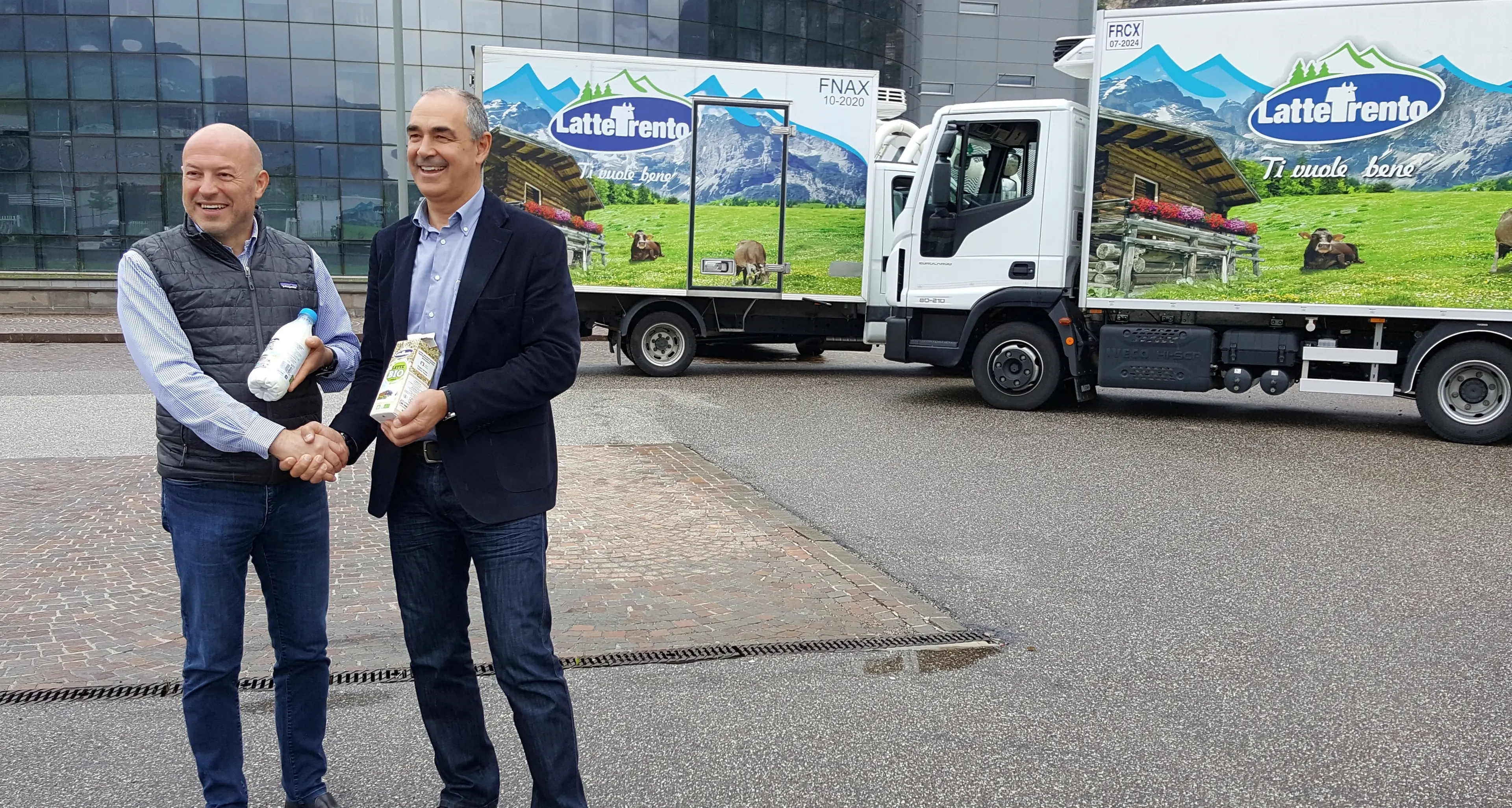 Da oggi nelle Famiglie Cooperative torna il latte fresco trentino (fra un po' anche lo yogurt)