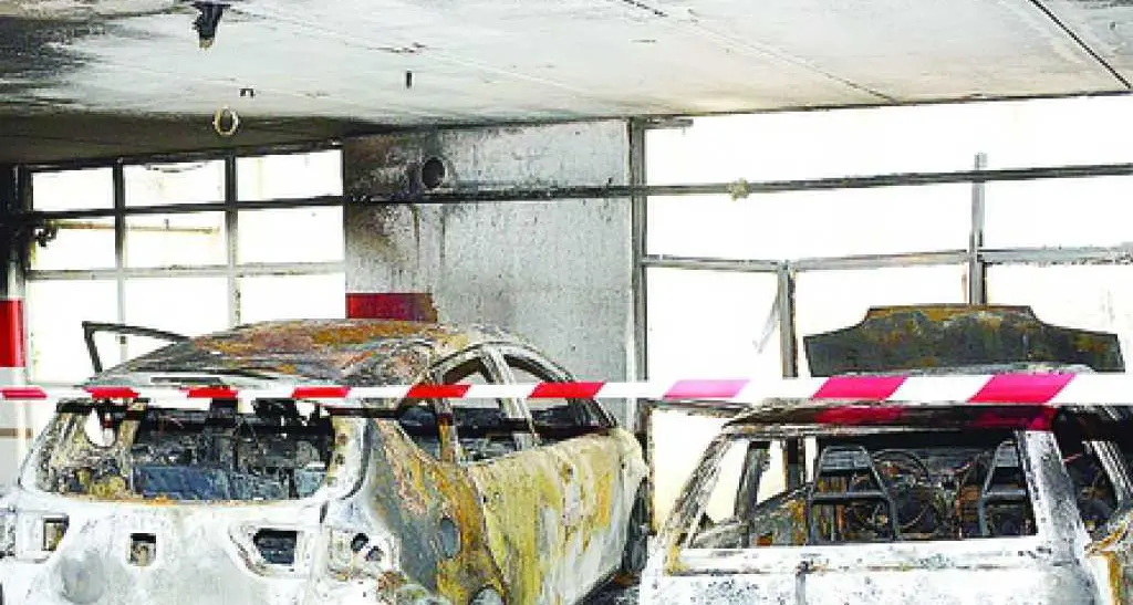 Le auto a fuoco nei garage a Trento I condomini: «Inascoltate le nostre segnalazioni, siamo abbandonati»